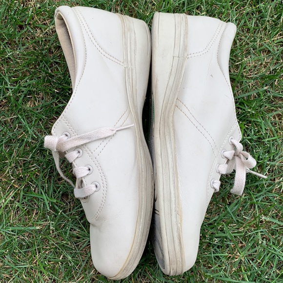 Woman’s tie shoes - Picture 3 of 10